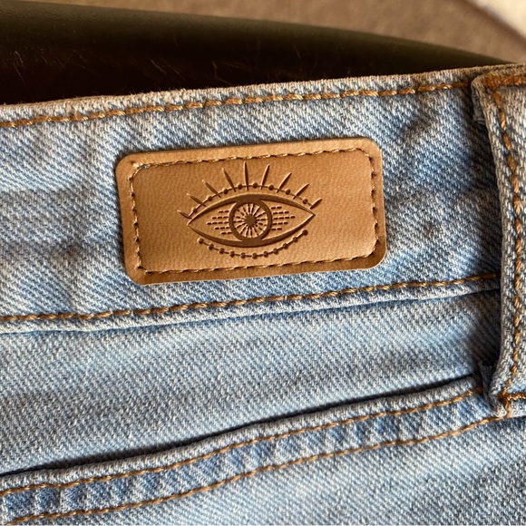 ☀️ Sofía Jeans By Sofia Vergara, Líla, Mid Rise, Hi-Low, Jean Shorts - Picture 14 of 15